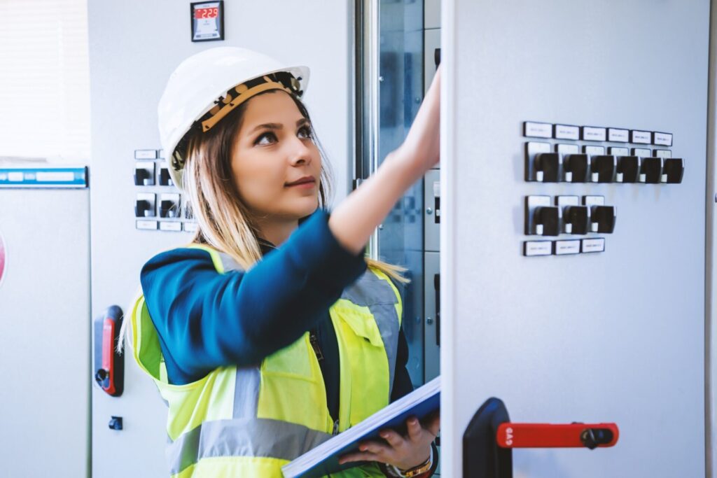 Engenheiro elétrico tem uma função mais estratégica. 